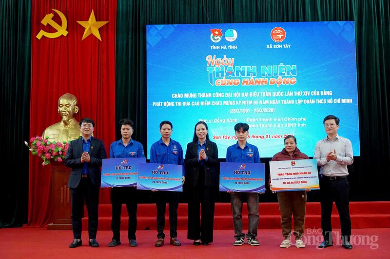 Tỉnh đoàn Hà Tĩnh trao quà cho các hoàn cảnh khó khăn. Ảnh: Phúc Sơn