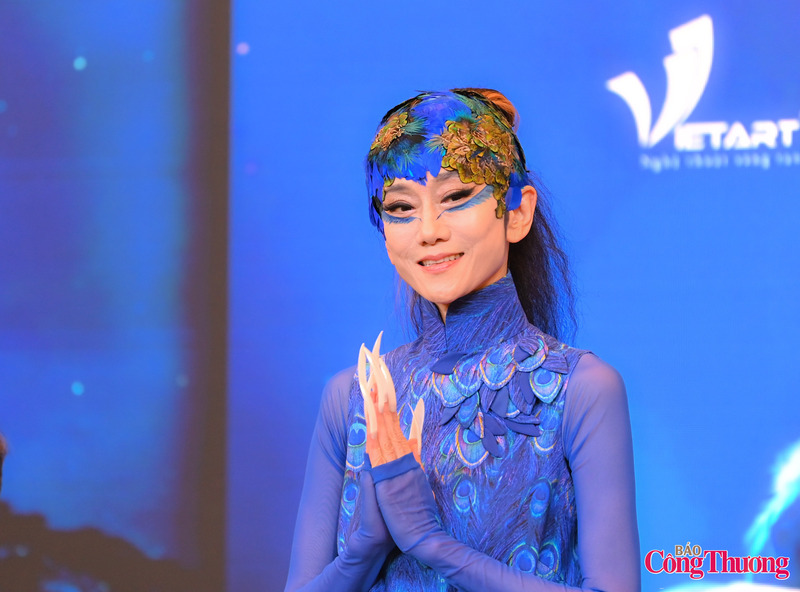 “Chim công làng múa” cho biết, “Khổng Tước” không chỉ kể câu chuyện về thiên nhiên, sinh mệnh, trưởng thành, nhân tính và tình yêu. Tất cả điều đó đều chảy trong cơ thể giúp Dương Lệ Bình biểu đạt ra ngoài một cách thật tự nhiên.