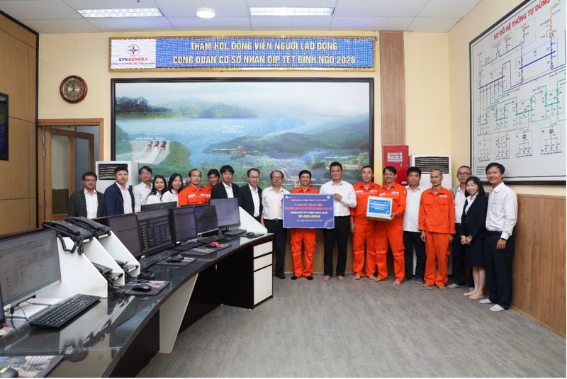 Ông Ngô Việt Hưng, Phó Tổng giám đốc EVNGENCO2 (thứ 8 từ phải qua), ông Nguyễn Văn Ngộ, Phó Chủ tịch Công đoàn (thứ 5 từ phải qua) thăm hỏi, tặng quà người lao động đang trực vận hành tại Nhà máy Thủy điện A Vương. Ảnh: Bình An