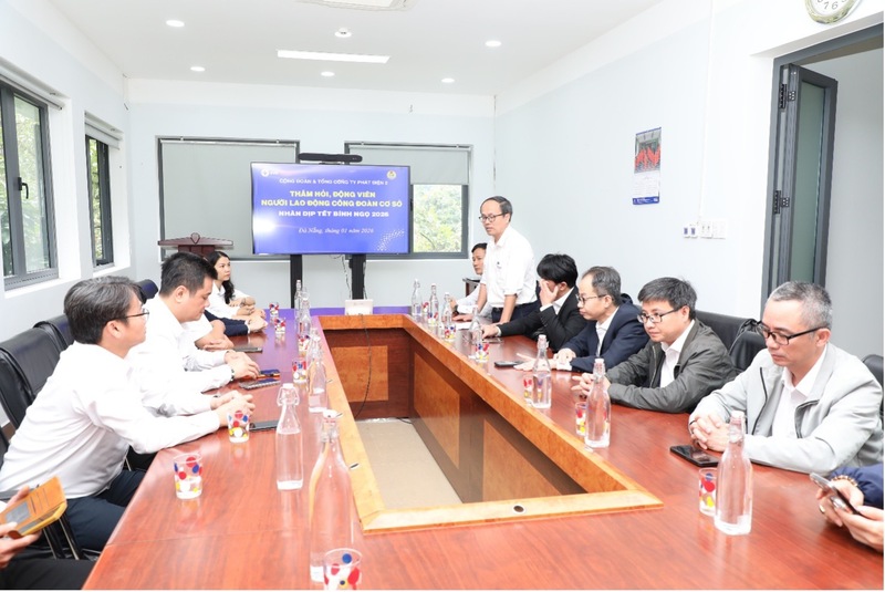 Ông Đoàn Ngọc Nam, Chủ tịch Công đoàn AVC báo cáo tại buổi làm việc của Đoàn công tác EVNGENCO2. Ảnh: Bình An