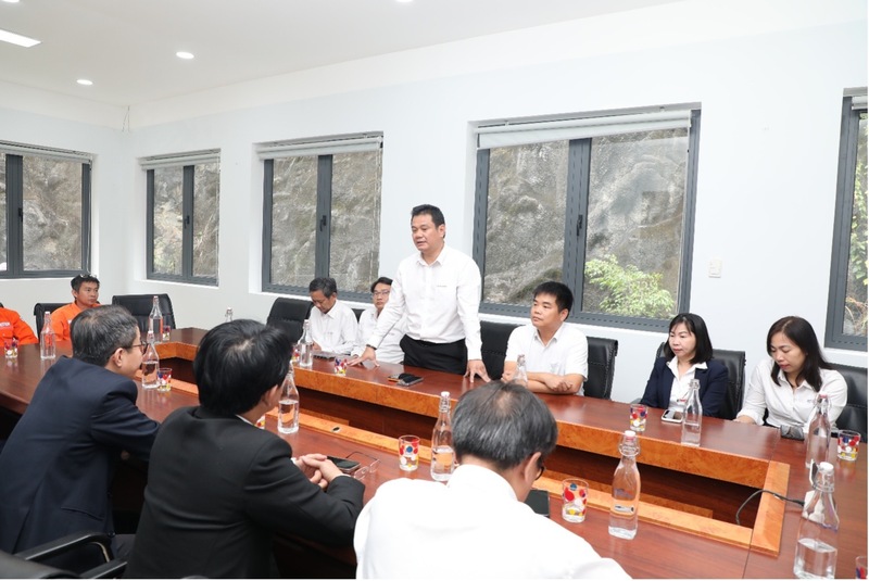 Ông Ngô Việt Hưng, Phó Tổng giám đốc EVNGENCO2 trả lời những tâm tư, nguyện vọng của người lao động AVC, ghi nhận nỗ lực của Công đoàn AVC trong thời gian qua. Ảnh: Bình An