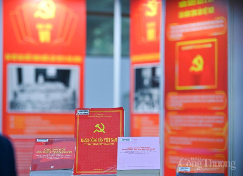 Triển lãm giới thiệu gần 800 tư liệu tiêu biểu về các kỳ Đại hội Đảng. Ảnh: Nam Nguyễn