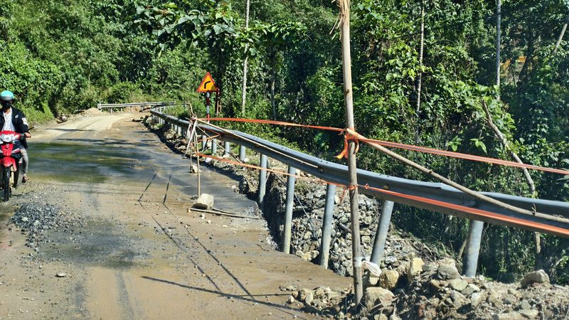 Việc đi lại của người dân gặp nhiều khó khăn. Ảnh: Tuệ Lâm