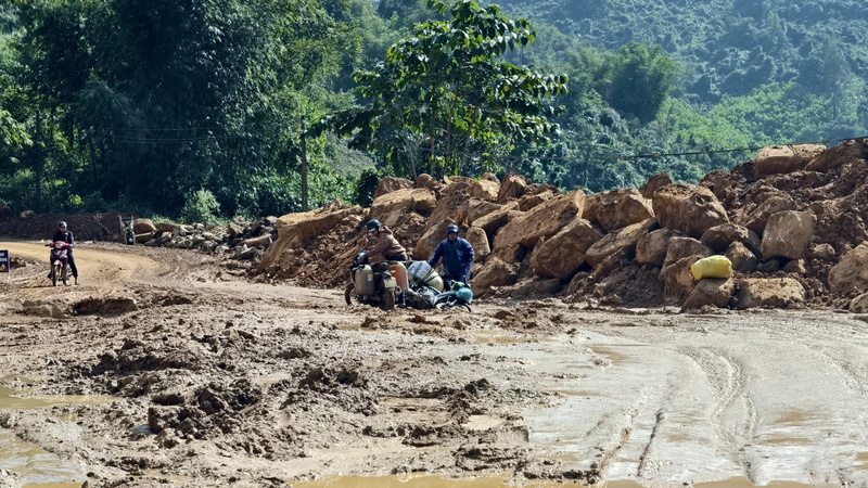 Mưa lũ cuối năm 2025 đã làm nhiều tuyến đường ở miền núi phía Tây Quảng Ngãi bị hư hỏng nặng. Ảnh: Tuệ Lâm