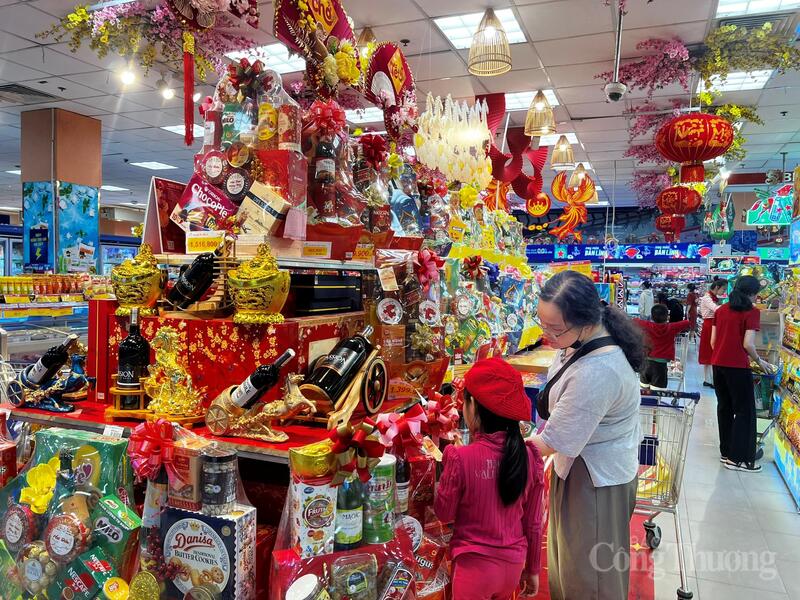 Các siêu thị tại TP. Hồ Chí Minh rộn ràng không khí mua sắm Tết.