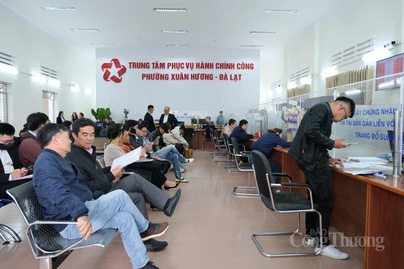 Đông đảo người dân đến làm thủ tục hành chính tại Phường Xuân Hương - Đà Lạt, tỉnh Lâm Đồng. Ảnh: Minh An