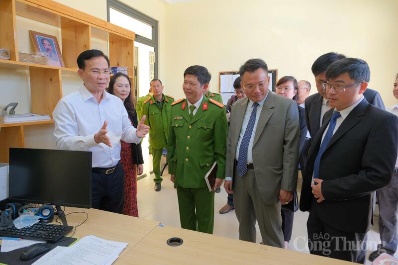 Chủ tịch UBND tỉnh Lâm Đồng Hồ Văn Mười (áo trắng) làm việc tại Công an Phường Xuân Trường - Đà Lạt. Ảnh: Minh An