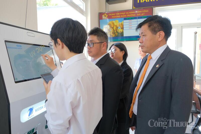 Ông Nguyễn Văn Sơn, Phó Chủ tịch UBND Phường Xuân Trường - Đà Lạt, tỉnh Lâm Đồng (bìa phải) trực tiếp hướng dẫn người dân thao tác các thủ tục hành chính. Ảnh: Minh An