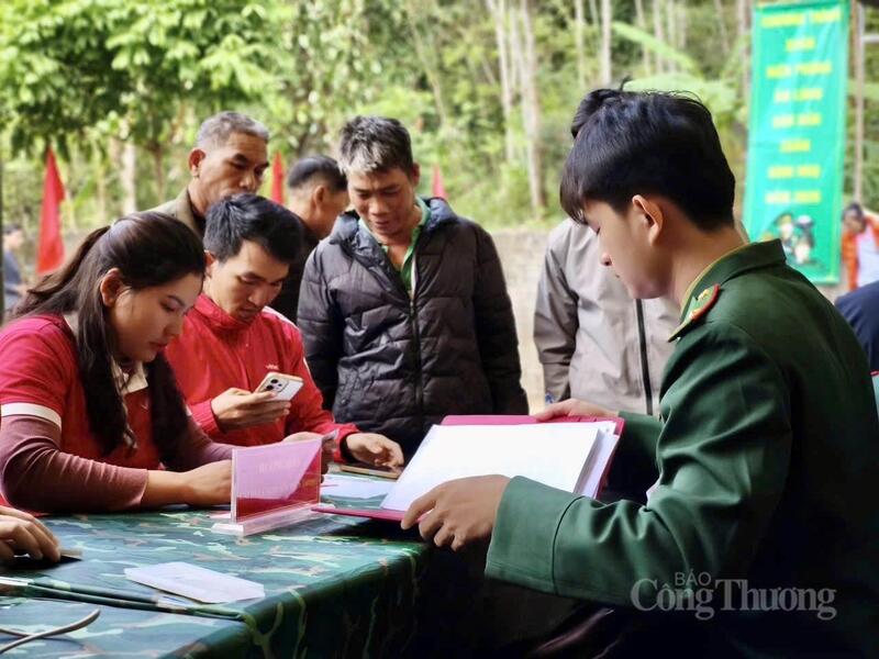 Bộ đội Biên phòng tỉnh Lai Châu phối hợp cùng các đơn vị tặng và hướng dẫn người dân bản Nà Vàng sử dụng điện thoại.