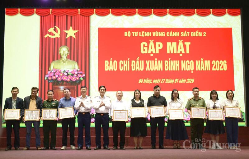 Bộ Tư lệnh Vùng Cảnh sát biển 2 trao giấy khen cho các cá nhân có đóng góp tích cực vào công tác tuyên truyền hoạt động của Bộ Tư lệnh Vùng Cảnh sát biển 2