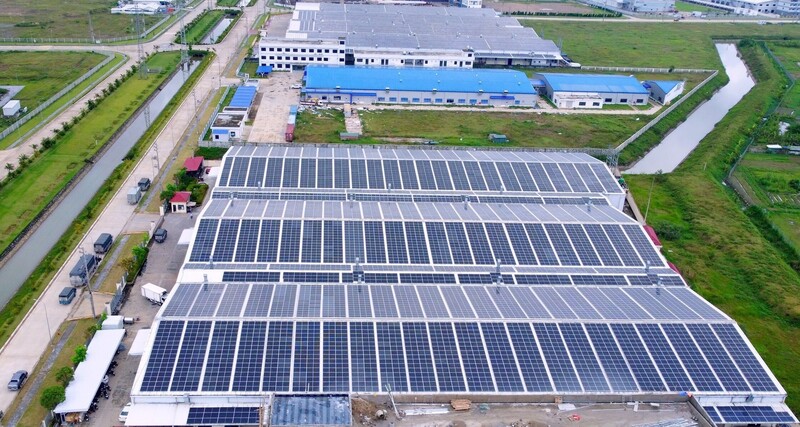 Doanh nghiệp trong các khu công nghiệp của tỉnh Nghệ An lắp đặt điện mặt trời giúp gia tăng nguồn năng lượng tái tạo. Ảnh: Quang An