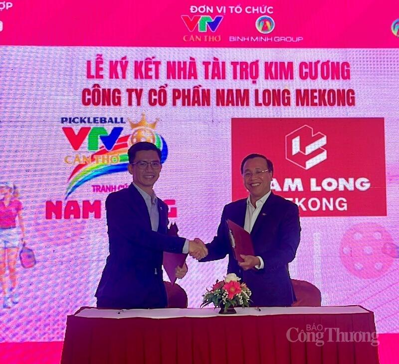 Lễ ký kết nhà tại trợ kim cương tại buổi họp báo. Ảnh: Khánh Ngọc