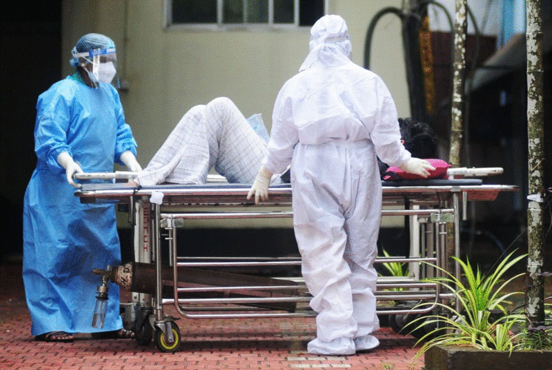 Nhân viên y tế chuyển một bệnh nhân có triệu chứng nhiễm virus Nipah tại bang Kerala năm 2024 - Ảnh: Getty