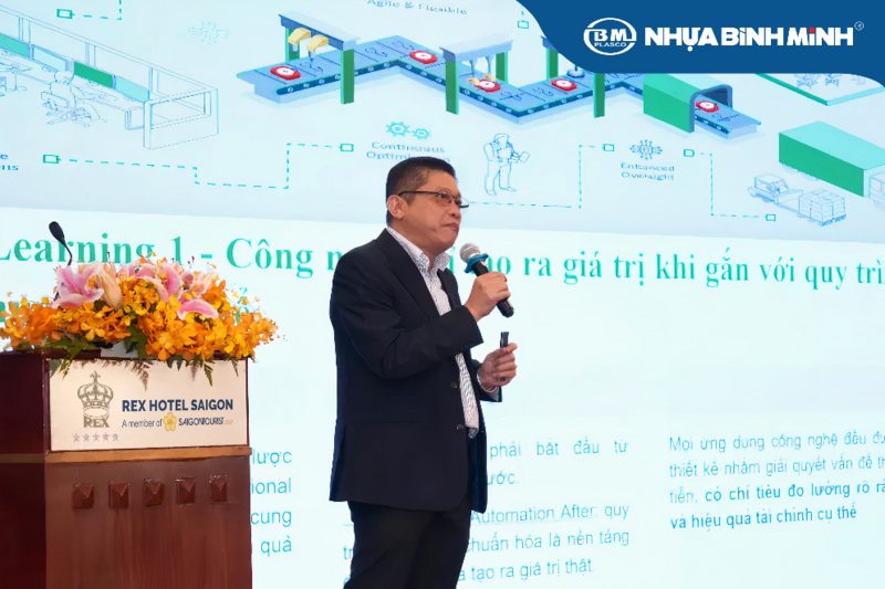 Đại diện Nhựa Bình Minh chia sẻ định hướng ứng dụng công nghệ tiên tiến trong sản xuất, góp phần nâng tầm tiêu chuẩn chất lượng Việt Nam trong ngành nhựa vật liệu xây dựng tại Hội thảo Smart Factory 2025