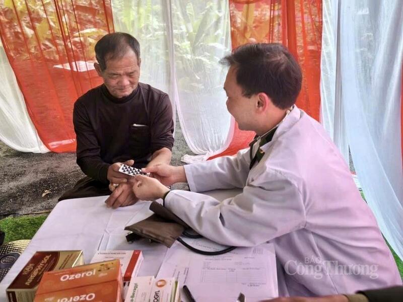 Người dân bản Nà Vàng được khám và cấp phát thuốc miễn phí trong chương trình "Xuân Biên phòng ấm lòng dân bản".
