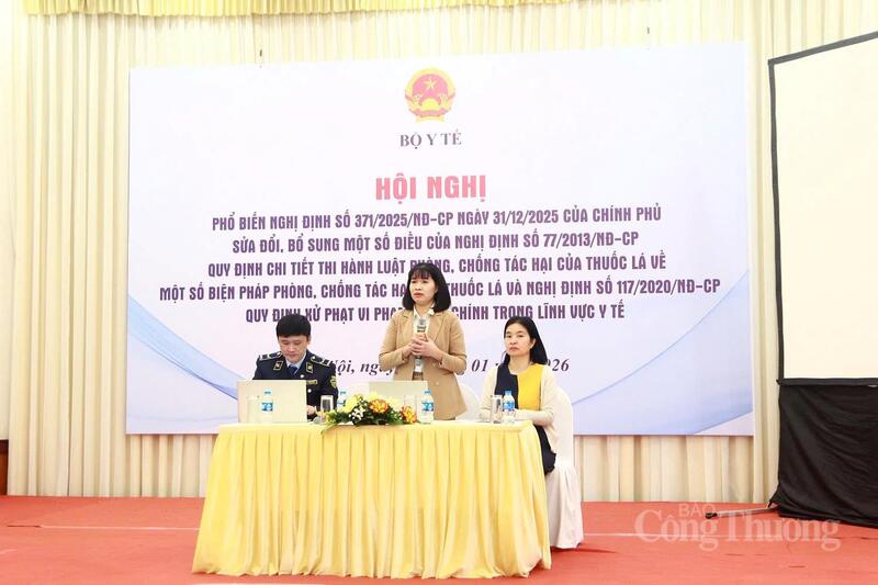 Các đại biểu trao đổi tại hội nghị.