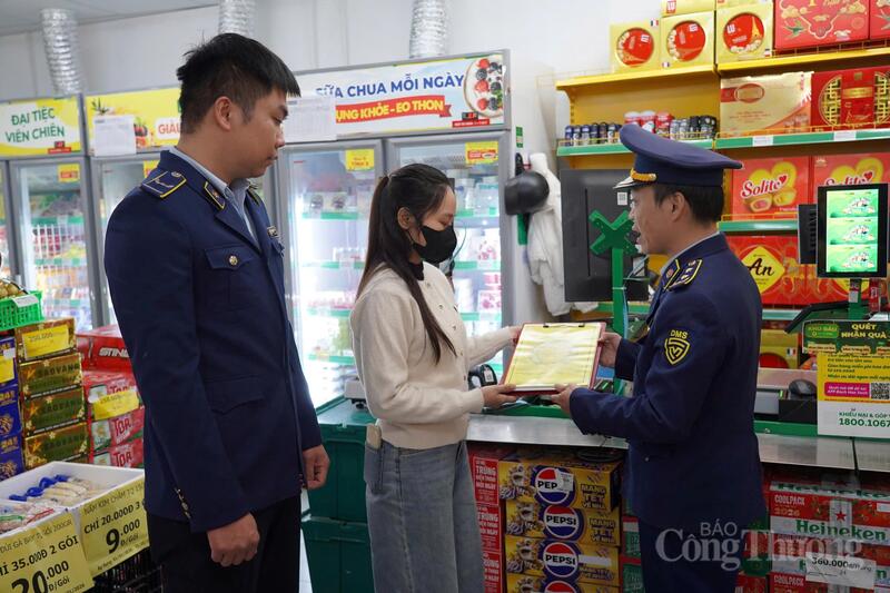 Các cửa hàng, trung tâm thương mại ký cam kết bình ổn thị trường, không găm hàng, bán phá giá. Ảnh: QLTT Hà Tĩnh