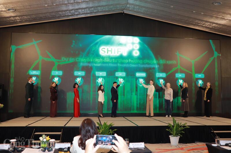 Các đại biểu thực hiện nghi thức khởi động dự án. Ảnh: Thanh Tuấn