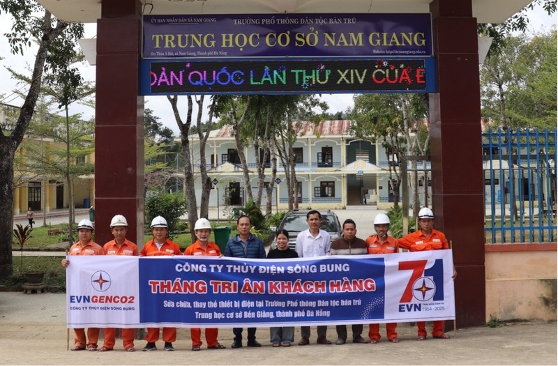 Hoạt động tri ân khách hàng của Công ty tại Trường Phổ thông Dân tộc Bán trú Trung học cơ sở (THCS) Nam Giang. Ảnh: Văn Tuấn
