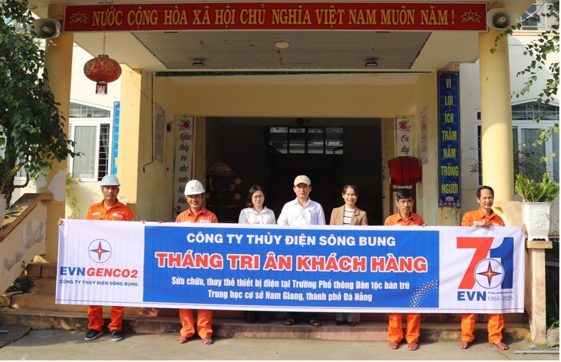 Hoạt động tri ân khách hàng của Công ty tại trường Phổ thông Dân tộc Bán trú Trung học cơ sở Bến Giằng. Ảnh: Văn Tuấn