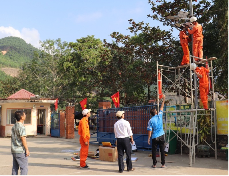 Cán bộ công nhân viên công ty thực hiện việc sửa chữa thay thế các thiết bị hư hỏng tại trường Phổ thông Dân tộc Bán trú Trung học cơ sở Bến Giằng. Ảnh: Văn Tuấn