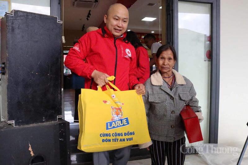 Chương trình đã trao tặng 300 phần quà, mỗi phần quà trị giá 800.000 đồng cho các hộ dân có hoàn cảnh khó khăn