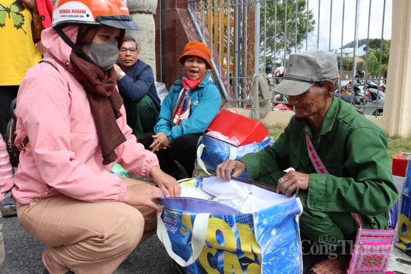 Mỗi phần quà gồm 1 ấm đun siêu tốc cùng các nhu yếu phẩm thiết yếu tiêu dùng dịp Tết