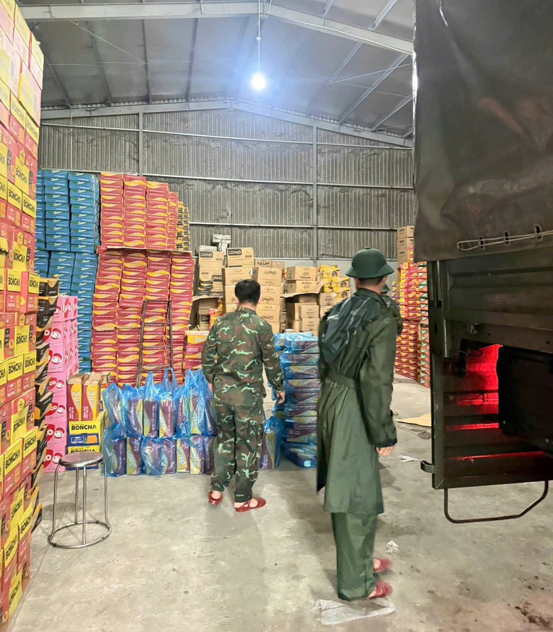 Lực lượng quân đội nhận hàng hoá và cứu trợ người dân vùng lũ xuyên đêm. Ảnh: Nguyễn Tuấn