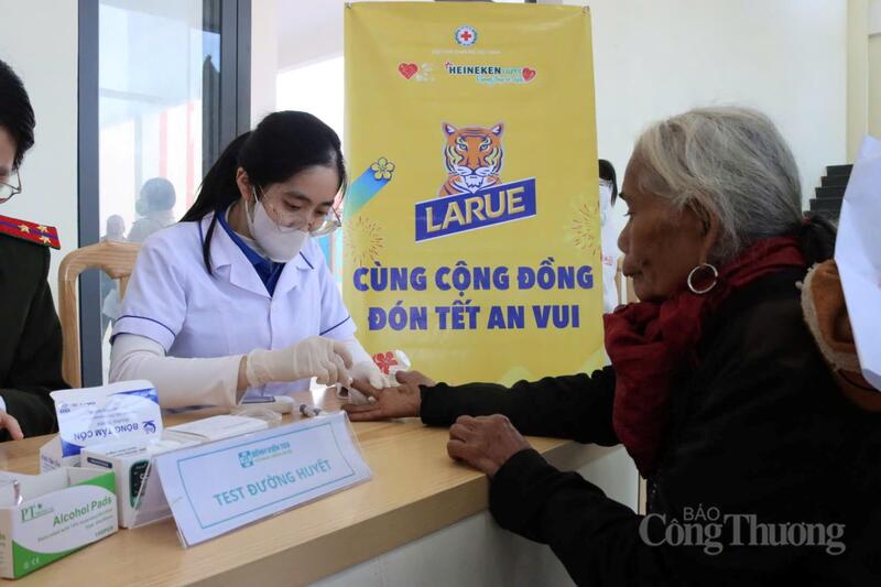 Người dân được hỗ trợ khám sức khỏe tổng quát miễn phí