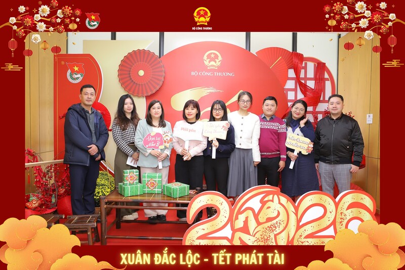 Bí thư Đoàn Thanh niên Bộ Công Thương Nguyễn Ngọc Tâm cùng các đồng nghiệp check-in Tết 2026.