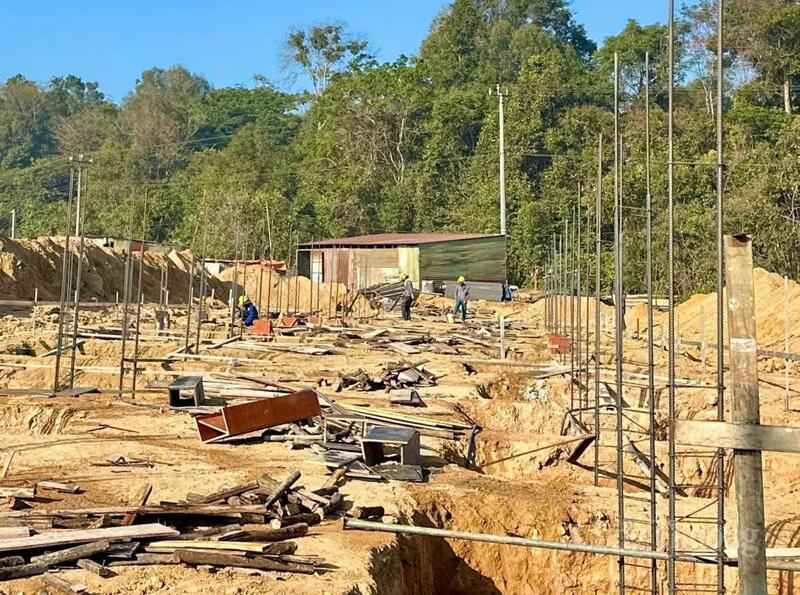 Các công nhân đang gấp rút thi công ngày đêm để sớm đưa các công trình vào sử dụng.