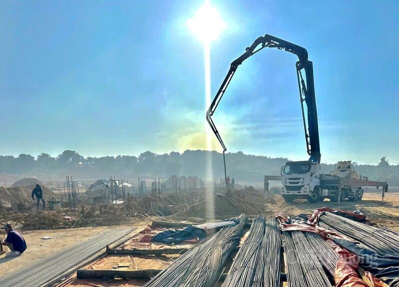 Các phương tiện được huy động để gấp rút hoàn thành các công trình.