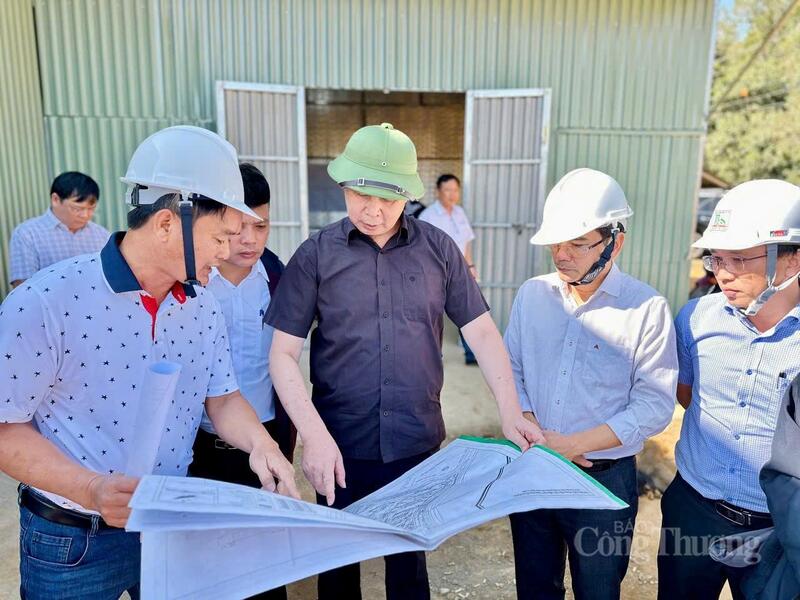 Phó Chủ tịch UBND tỉnh Lâm Hải Giang (đội nón cối) kiểm tra tiến độ thực hiện dự án Trường Phổ thông nội trú liên cấp xã Ia Púch.