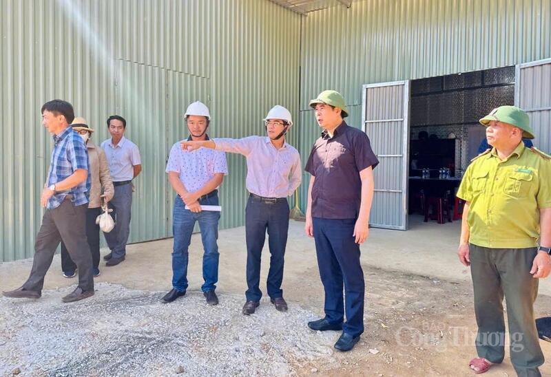 Phó Chủ tịch UBND tỉnh Gia Lai Lâm Hải Giang (thứ 2 từ phải sang) kiểm tra tiến độ các công trình trên địa bàn tỉnh.