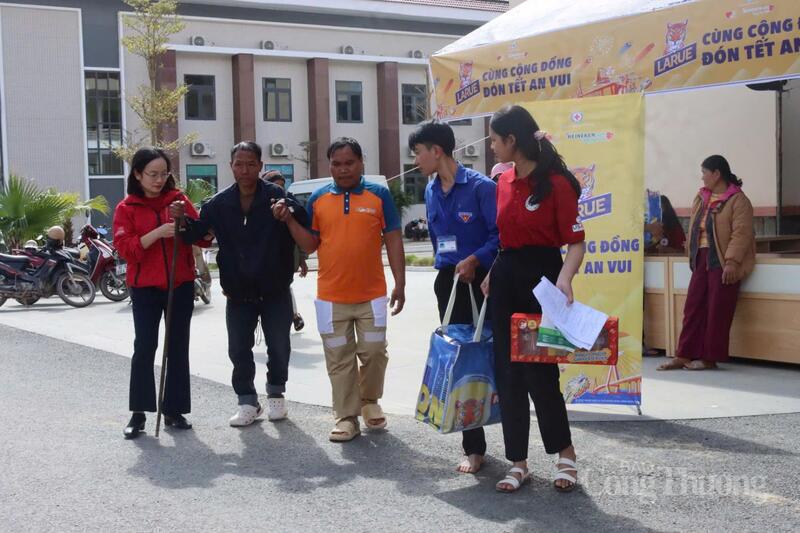 Mang Tết Nhân ái đến với các hộ dân khó khăn tại xã miền núi Tây Giang (TP. Đà Nẵng)