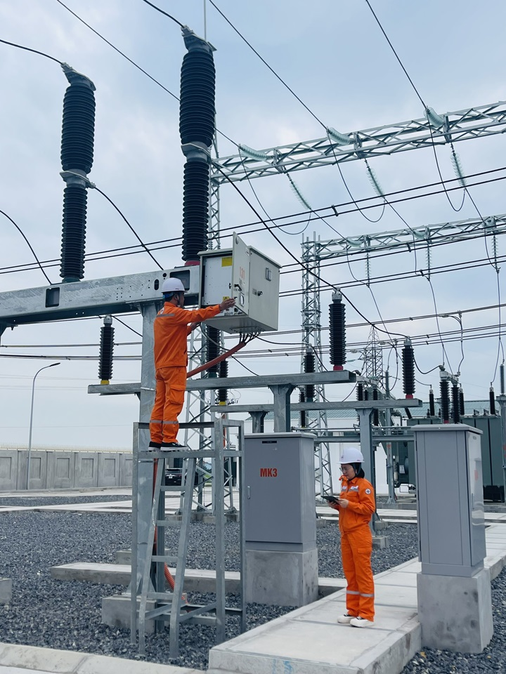 Công nhân kiểm tra thiết bị tại trạm 110 kV Yên Khánh
