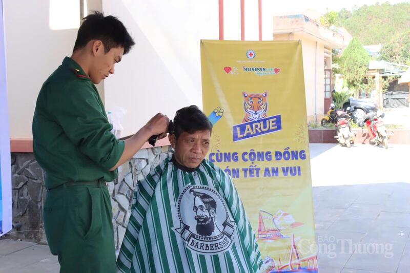 Các chiến sĩ bộ đội tham gia hỗ trợ cắt tóc miễn phí cho người dân