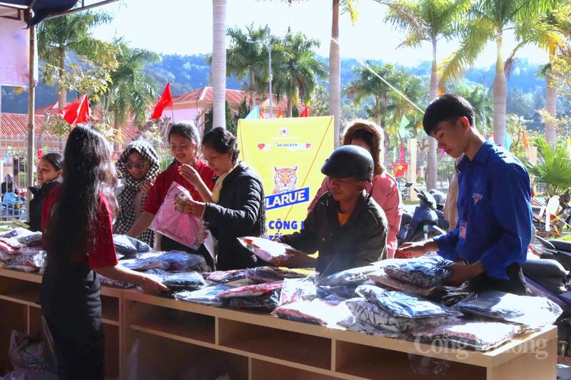 Bên cạnh trao quà Tết, Hội Chữ thập đỏ TP. Đà Nẵng tổ chức gian hàng quần áo 0 đồng, tặng miễn phí quần áo (mới) cho người dân