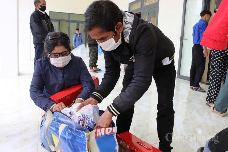 Vợ bị bệnh không lao động được, bản thân lại vừa mổ mắt, Tết đến gần, các khoản chi tiêu trong nhà vốn đã khó lại càng khó hơn đối với ông Bhling Mêê (xã Tây Giang). Vừa sắp lại túi quà Tết cho gọn gàng để đưa về nhà, ông Bhling Mêê chia sẻ: “Những mặt hàng trong túi quà này rất cần thiết cho gia đình chú. Tết gần đến rồi, có gói kẹo, gói bánh thì con nít trong nhà thêm vui. Chú còn được hỗ trợ khám lại mắt và khám tổng quát nên mừng lắm”.