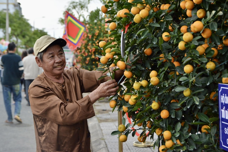 "Bà con nông dân rất phấn khởi mang quật đến trưng bày, vừa để quảng bá thương hiệu, vừa góp phần tạo cảnh quan, làm đẹp cho quê hương”, nghệ nhân Nguyễn Văn Dũng chia sẻ. Ảnh: Ngọc Thảo