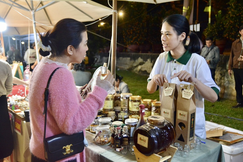 Bên cạnh giá trị làm cây cảnh phục vụ trang trí Tết, quật Cẩm Hà còn được chế biến thành nhiều sản phẩm: rượu quật, mứt quật, si rô quật,... Ảnh: Ngọc Thảo