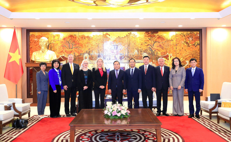 Lãnh đạo TP. Hà Nội chụp ảnh lưu niệm cùng đoàn công tác Tập đoàn Ford Motor. Ảnh: L.P