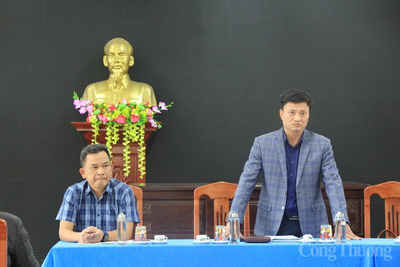 Ông Vương Trường Nam - Phó Chánh Văn phòng Thường trực Ban Chỉ đạo 389 quốc gia (bên phải) phát biểu tại buổi làm việc. Ảnh: Hiền Mai.