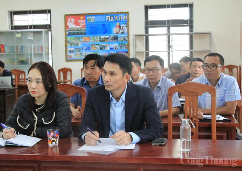 Các đại biểm tham dự buổi làm việc. Ảnh: Hiền Mai.