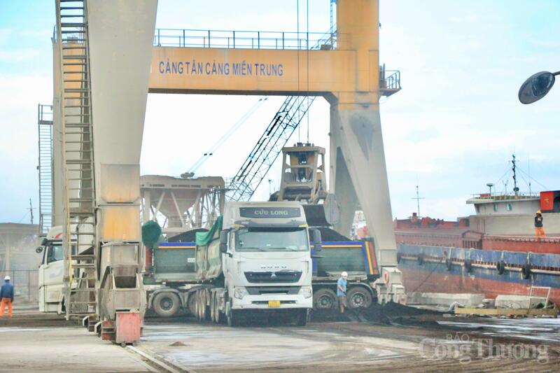 Hàng hoá cập bến Cảng Tân cảng Miền Trung. Ảnh: Hiền Mai