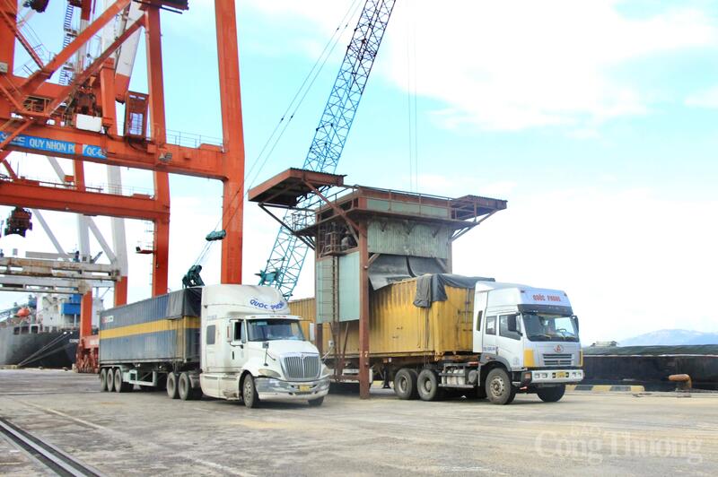 Khu vực cầu tàu xếp dỡ hàng hóa và hệ thống kho bãi chứa hàng xuất nhập khẩu tại Cảng Quy Nhơn. Ảnh: Hiền Mai