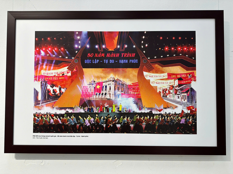 Tác phẩm "Tiết mục trong concert quốc gia - 80 năm hành trình Độc lập - Tự do - Hạnh phúc", tác giả Trần Huấn.