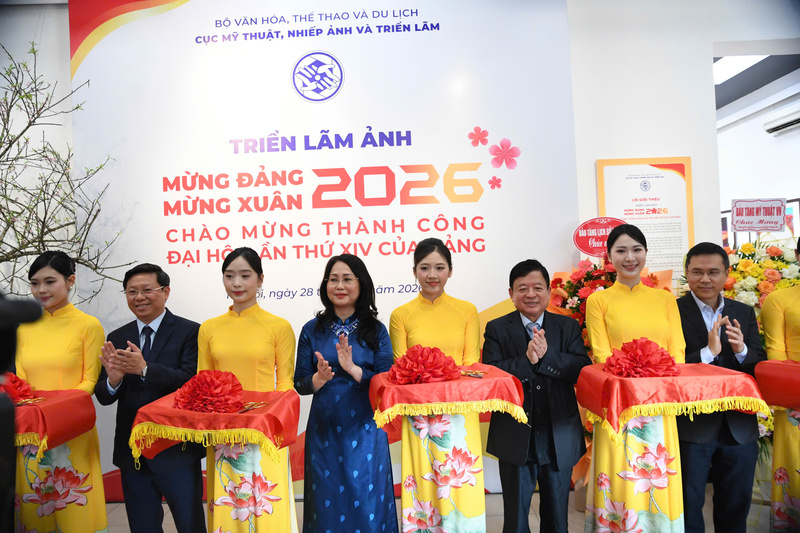 Thứ trưởng thường trực Bộ Văn hóa, Thể thao và Du lịch - bà Lâm Thị Phương Thanh cùng các đại biểu cắt băng khai mạc triển lãm. Ảnh: Hương Sen