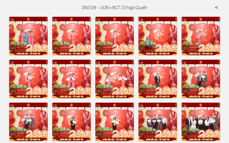 Nhiều cán bộ, người lao động khoác lên mình chiếc áo dài truyền thống để check-in.