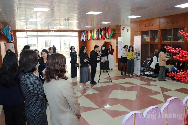 Cán bộ, người lao động Bộ Công Thương có mặt tại khu vực check-in sáng 28/1. Ảnh: Thanh Tuấn